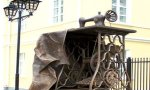 Памятник швейной машинке и бронзовый зодиак